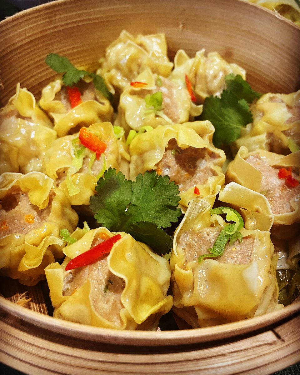 WalkingWok's tweet photo. Feeling like a Sui Mai kinda of day.  Homemade, a bit lazy with the wrapper but it was just to feed me and the family.  If they complain the way it looks, more for me to eat 😄
#homemadedimsum #lazycookingday #asiancanapes #asiansnacks #siumai #chinesefood #suffolk #welovebse https://t.co/fyDJK5SBTr