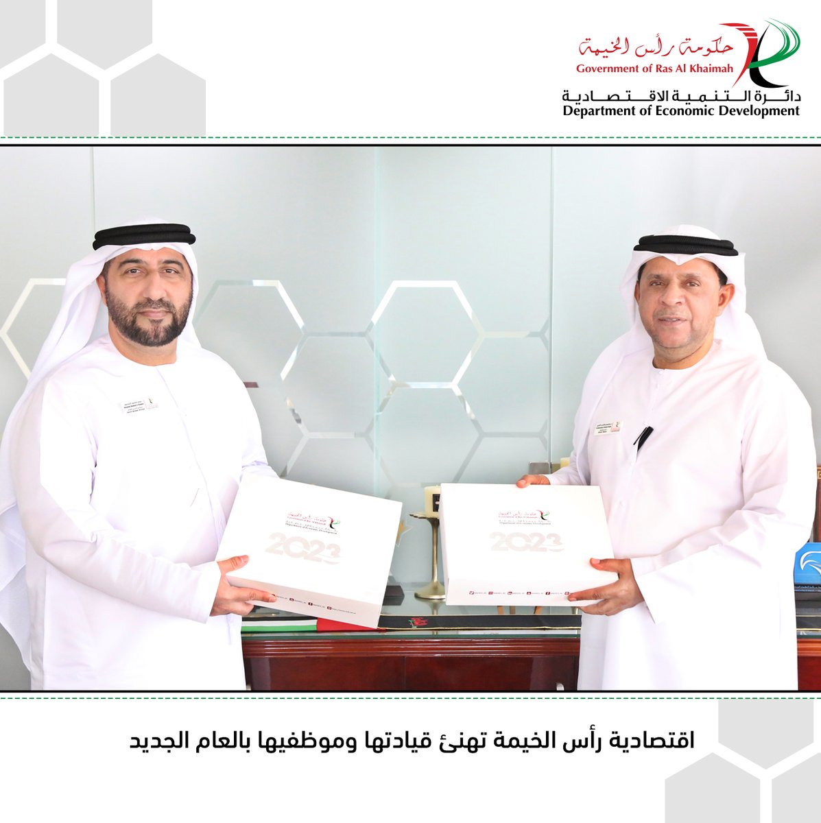 RAKDED_AE's tweet photo. هنأت #دائرة_التنمية_الاقتصادية في رأس الخيمة قيادتها وموظفيها بمناسبة حلول العام الجديد، حيث وزعت التقويم المكتبي الجديد ومستلزمات مكتبية أخرى متمنية لهم عاماً مليئاً بالإنجازات والنجاح والازدهار

#RAKDED https://t.co/S6yOPHk9VE