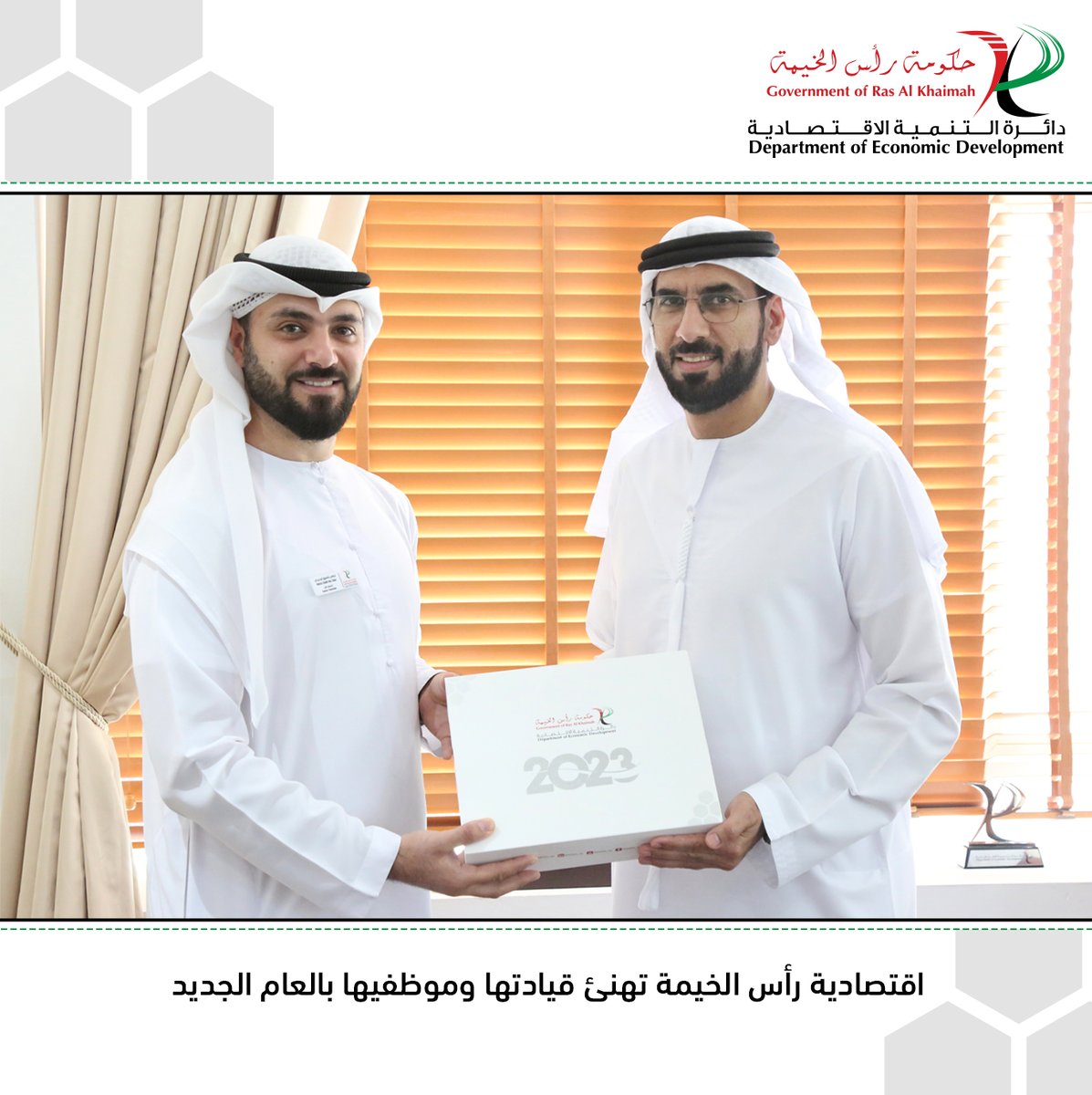 RAKDED_AE's tweet photo. هنأت #دائرة_التنمية_الاقتصادية في رأس الخيمة قيادتها وموظفيها بمناسبة حلول العام الجديد، حيث وزعت التقويم المكتبي الجديد ومستلزمات مكتبية أخرى متمنية لهم عاماً مليئاً بالإنجازات والنجاح والازدهار

#RAKDED https://t.co/S6yOPHk9VE