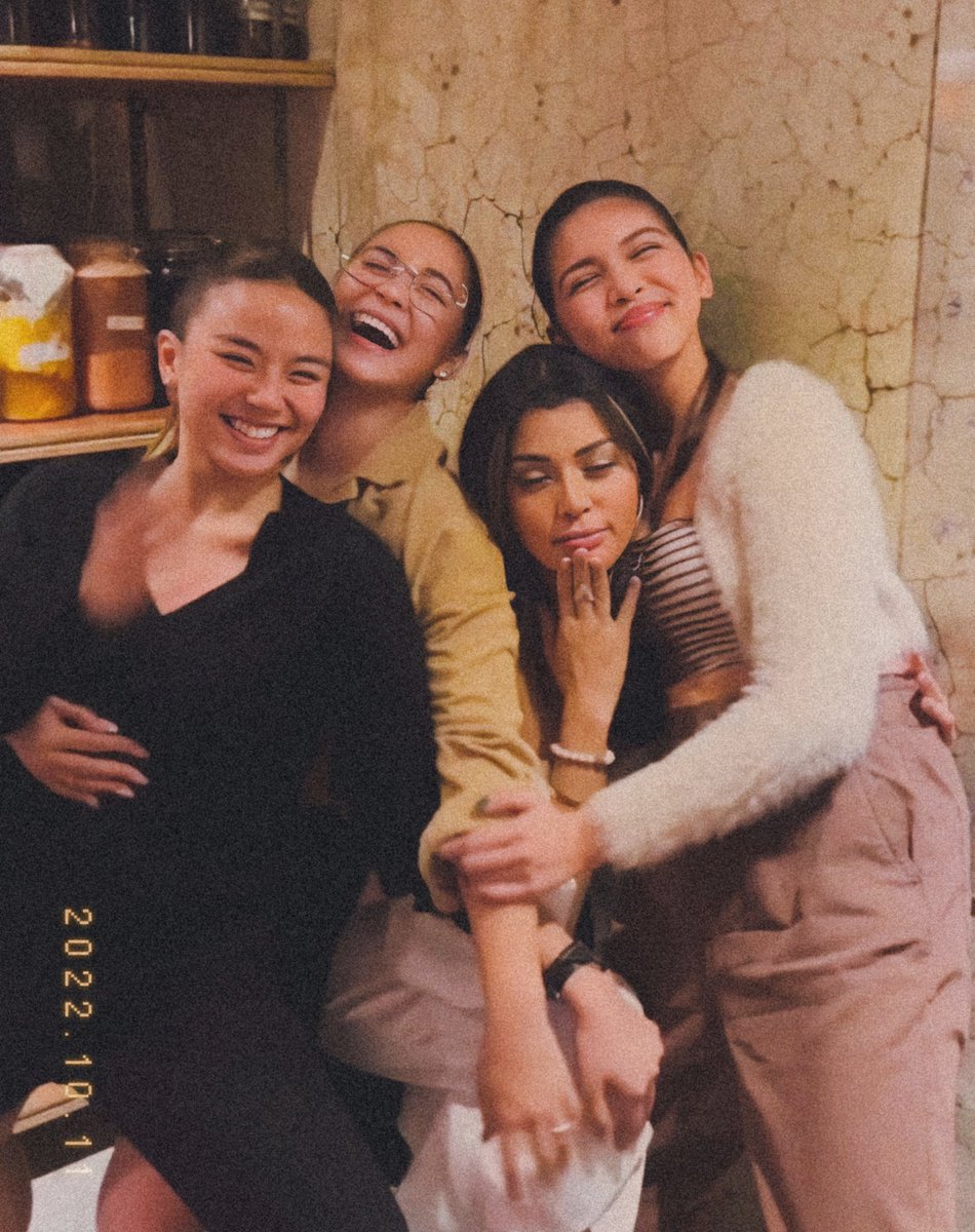 majinglez's tweet photo. my sure thing. π«
Indeed the FourM friendship outside work is one of the best highlights of our 2022! #4layf #4keeps
Happy New Year, loves! ππ€ https://t.co/P1pEbg55bs