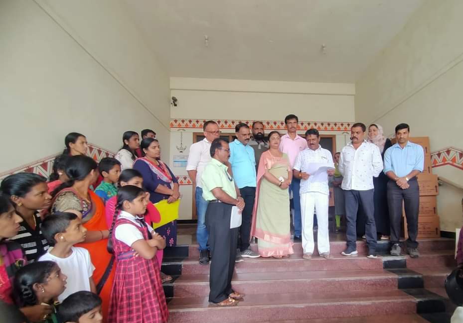 WorkersBoard's tweet photo. ಮಡಿಕೇರಿ ಜಿಲ್ಲೆಯಲ್ಲಿ ಮಂಡಳಿಯ ವತಿಯಿಂದ ನೋಂದಾಯಿತ ಕಟ್ಟಡ ಕಾರ್ಮಿಕರ ಮಕ್ಕಳಿಗೆ ಉಚಿತ ಶಾಲಾ ಕಿಟ್ ಗಳನ್ನು ಮಾನ್ಯ ಶಾಸಕರಾದ ಶ್ರೀ @ravimlapa ಅವರು ವಿತರಿಸಿದರು. 

ಈ ಸಂದರ್ಭದಲ್ಲಿ ಕಾರ್ಮಿಕ ಇಲಾಖೆಯ ಅಧಿಕಾರಿಗಳು ಉಪಸ್ಥಿತರಿದ್ದರು.

#KBOCWWB #ಶ್ರಮಮೇವ_ಜಯತೇ #FreeSchoolKit #EducationalKit #education #Madikeri https://t.co/iiUzhTqk5C