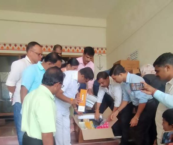 WorkersBoard's tweet photo. ಮಡಿಕೇರಿ ಜಿಲ್ಲೆಯಲ್ಲಿ ಮಂಡಳಿಯ ವತಿಯಿಂದ ನೋಂದಾಯಿತ ಕಟ್ಟಡ ಕಾರ್ಮಿಕರ ಮಕ್ಕಳಿಗೆ ಉಚಿತ ಶಾಲಾ ಕಿಟ್ ಗಳನ್ನು ಮಾನ್ಯ ಶಾಸಕರಾದ ಶ್ರೀ @ravimlapa ಅವರು ವಿತರಿಸಿದರು. 

ಈ ಸಂದರ್ಭದಲ್ಲಿ ಕಾರ್ಮಿಕ ಇಲಾಖೆಯ ಅಧಿಕಾರಿಗಳು ಉಪಸ್ಥಿತರಿದ್ದರು.

#KBOCWWB #ಶ್ರಮಮೇವ_ಜಯತೇ #FreeSchoolKit #EducationalKit #education #Madikeri https://t.co/iiUzhTqk5C