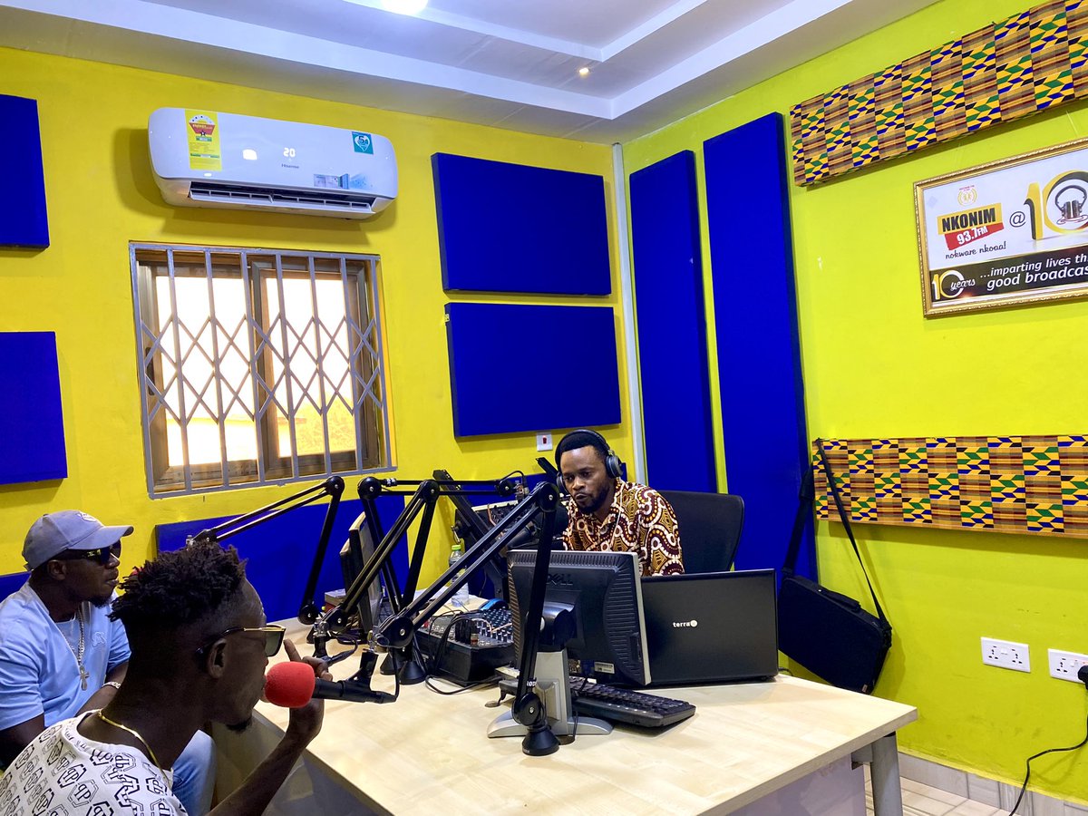 AkatakyieGh's tweet photo. Live on Nkonim 93.7 fm right now. Tune in👊🏽💥 https://t.co/MJ8QwOd3NZ