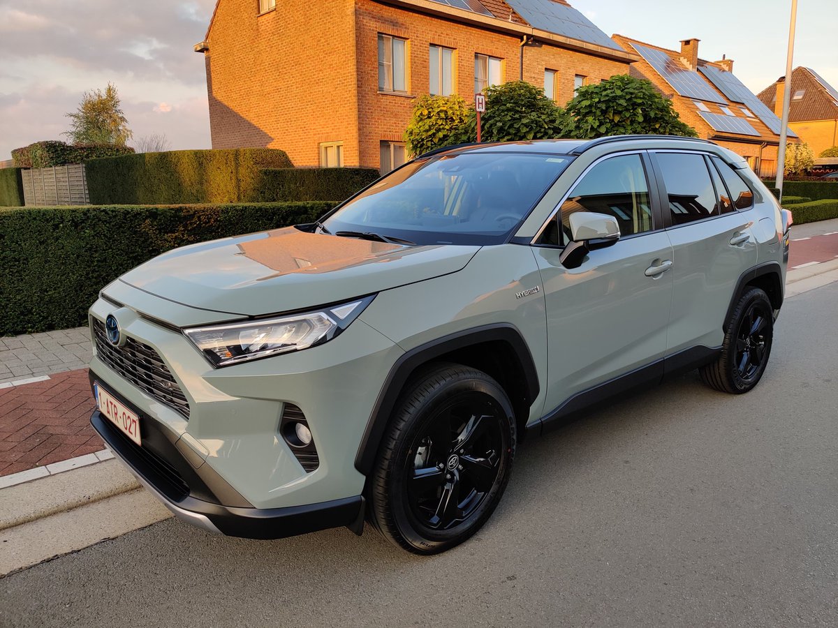 MatthDV's tweet image. Geen idee of het kan helpen, maar ik verspreid via deze manier een foto van mijn gestolen wagen. Hij is qua kleur zeer herkenbaar, ook met de zwarte velgen. In de voorruit zit ook een sterretje. 

Retweeten mag, thanks alvast... 🙏