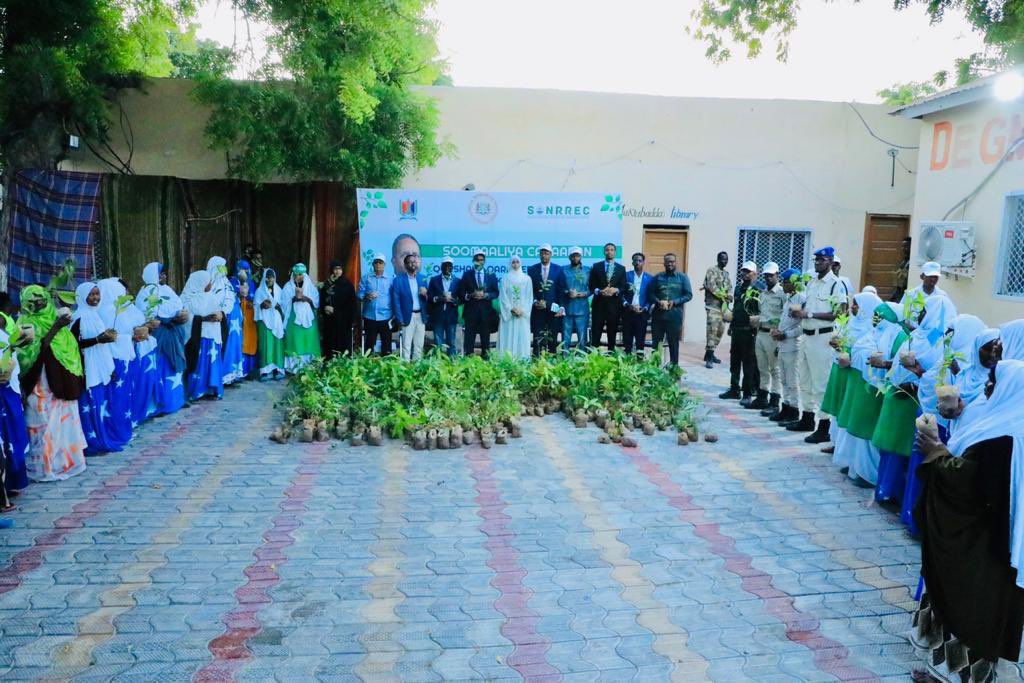 sntvnews1's tweet photo. .@sonrrec distributed 5K indigenous plants scientifically proven to the Somalia Government.This is aligned with president @HassanSMohamud’s policy agenda on greening Somalia &amp; @greenpeacesom to restore degraded land and protect the ecosystem.
#Somalia https://t.co/uLBhi2o1nG
