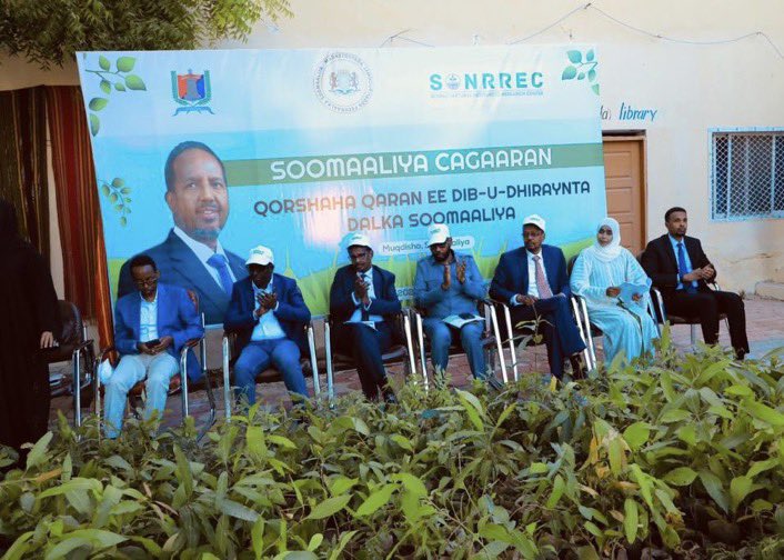 sntvnews1's tweet photo. .@sonrrec distributed 5K indigenous plants scientifically proven to the Somalia Government.This is aligned with president @HassanSMohamud’s policy agenda on greening Somalia &amp; @greenpeacesom to restore degraded land and protect the ecosystem.
#Somalia https://t.co/uLBhi2o1nG