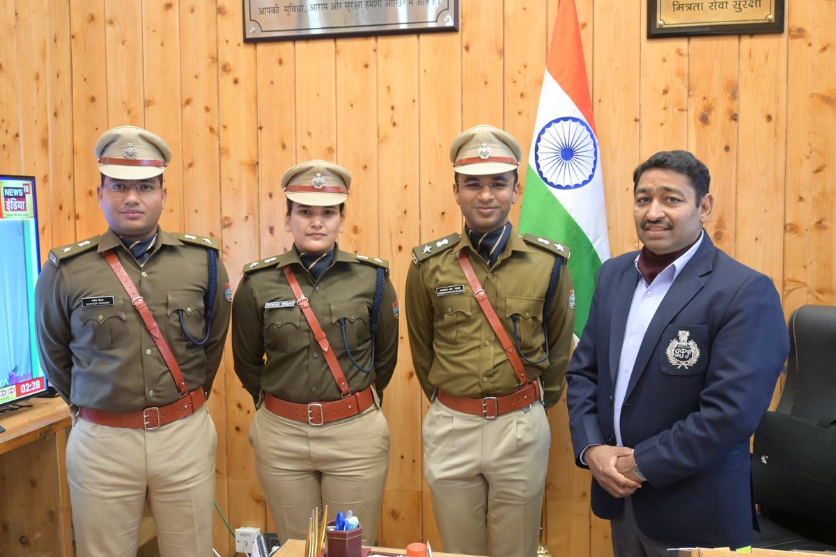 uttarakhandcops's tweet photo. सहायक पुलिस अधीक्षक से पुलिस अधीक्षक पद पर पदोन्नत हुए सुश्री रेखा यादव, श्री सर्वेश पंवार एवं श्री चन्द्रशेखर आर. घोडके आज पुलिस मख्यालय में श्री @AshokKumar_IPS DGP Sir से भेंट करने पहुंचे। DGP Sir ने उन्हें पुलिस अधीक्षक पद के बैच पहनाए और बधाई दी।

#UttarakhandPolice https://t.co/XtzJjABsf0