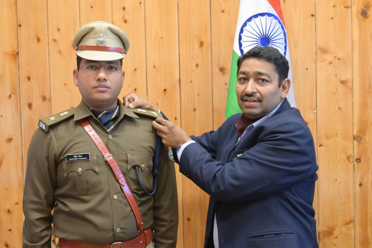 uttarakhandcops's tweet photo. सहायक पुलिस अधीक्षक से पुलिस अधीक्षक पद पर पदोन्नत हुए सुश्री रेखा यादव, श्री सर्वेश पंवार एवं श्री चन्द्रशेखर आर. घोडके आज पुलिस मख्यालय में श्री @AshokKumar_IPS DGP Sir से भेंट करने पहुंचे। DGP Sir ने उन्हें पुलिस अधीक्षक पद के बैच पहनाए और बधाई दी।

#UttarakhandPolice https://t.co/XtzJjABsf0