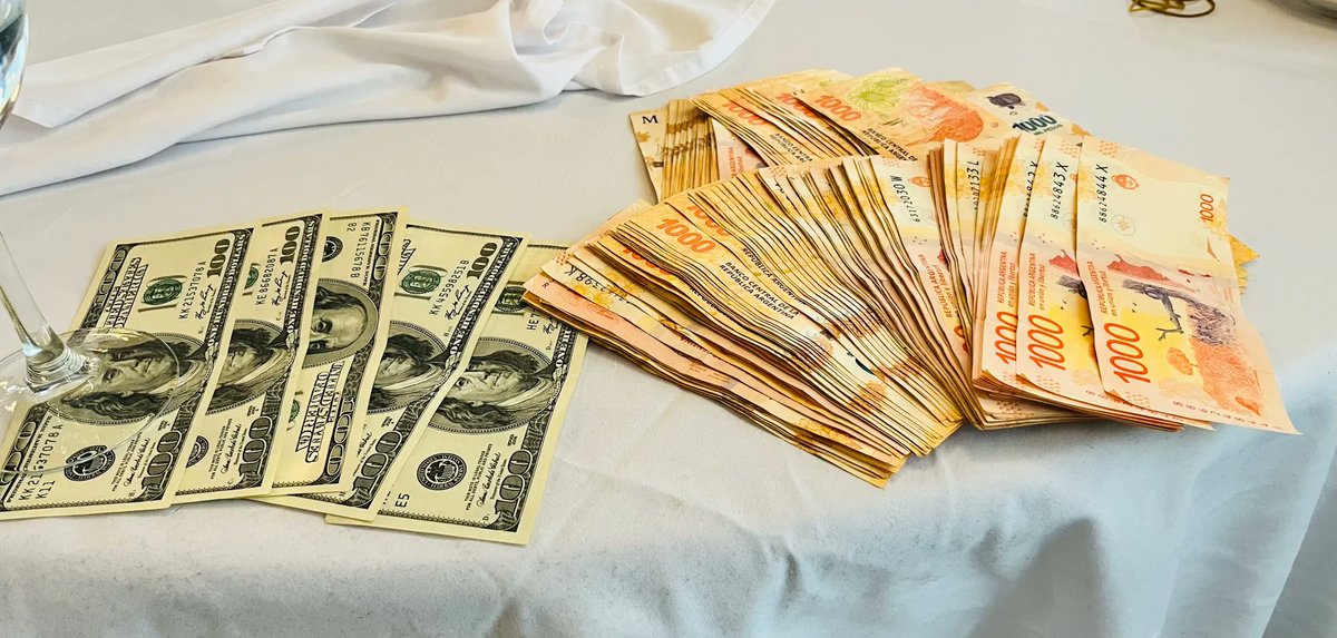 ImpuestosyE's tweet photo. VA DE NUEVO: Con 5 billetes, tenés USD 500 dólares.
En pesos argentinos, necesitás 173 billetes para reunir el equivalente a esos USD 500 dólares, que al blue de $346 por ejemplo, significan $173.000 pesos argentinos.
#SinMoneda
#BuenLunes #FelizLunes https://t.co/gq5gWiU7Ks