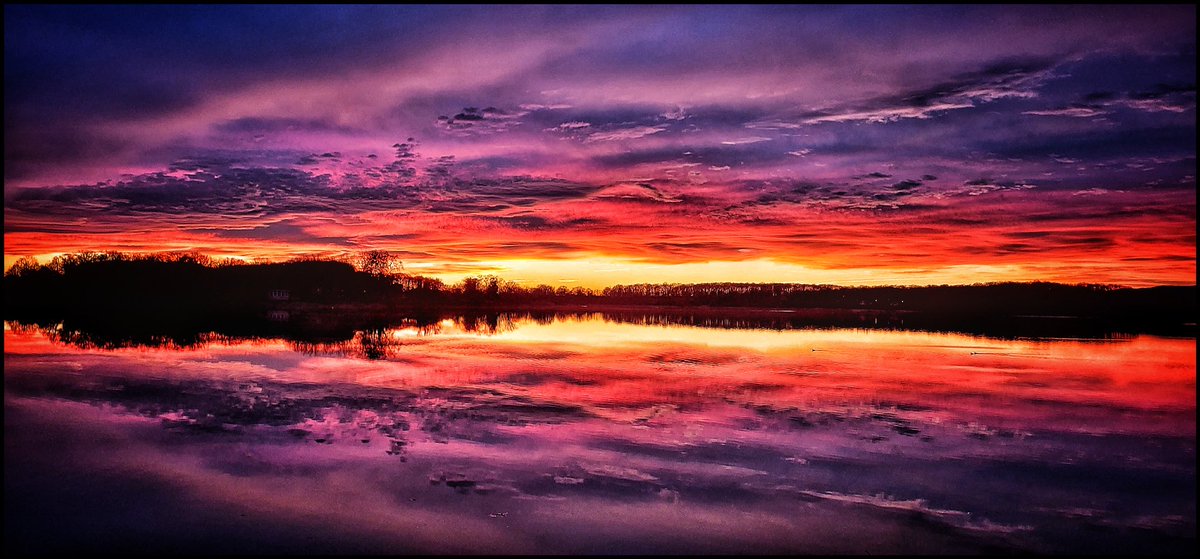 E_Hendrickx's tweet photo. Coucher de soleil sur #lecreusot en #saoneetloire samedi 31 décembre. https://t.co/DEFbchbapY