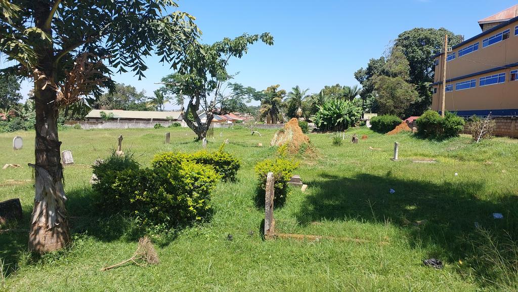 KiberuJimmy's tweet photo. Stopped by #WarCemetry in Entebbe and lone international airport. Neglected ruin!As a tourist town with the old airport made famous by the 1976 Israel raid and of touristic interest to #Commonwealth site should be spruced up to add to Entebbe attractions @LillyAjarova @UKinUganda https://t.co/uU05xJ7tQ7