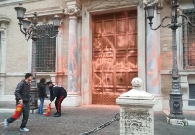 GiancarloDeRisi's tweet photo. #Blitz a #PalazzoMadama di "Ultima Generazione" 😡 #Imbrattato un portone (foto) e varie finestre.
Fermati 5 attivisti.
#LaRussa: "Nessun alibi, nessuna giustificazione per un atto che #offende tutte le #Istituzioni"AA https://t.co/cwLpHRgcB1