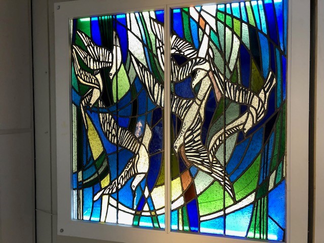 Wie weet een geode bestemming voor deze glas-in-lood-ramen van de school De Tweemaster in #Naarden? Delen wordt zeer gewaardeerd! heemschut.nl/nieuws/actueel…