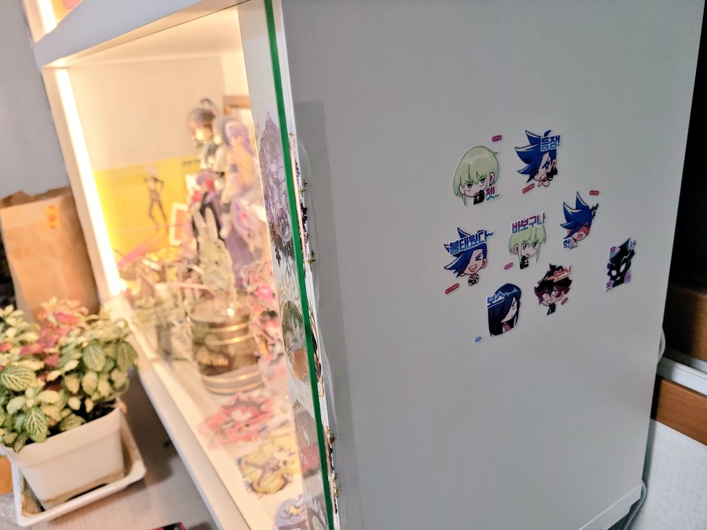 엄청나게 귀여운 띠부굿즈 현실세계에 실존🥺
다이어리같은게 없어서 장꾸(장식장꾸)에 사용한