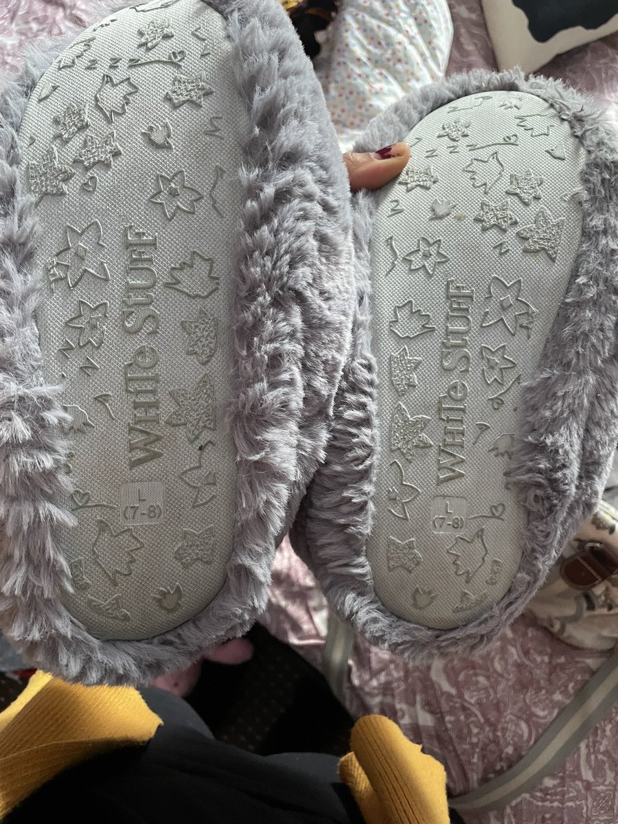 naargrey's tweet photo. My in-laws got me these £30 house slippers for Christmas from the @WhiteStuffUK . I tried on the first one I picked which was written L at the bottom and automatically assumed the other was R. Found out I was sold two Ls 😩 https://t.co/qMOphLrxtr