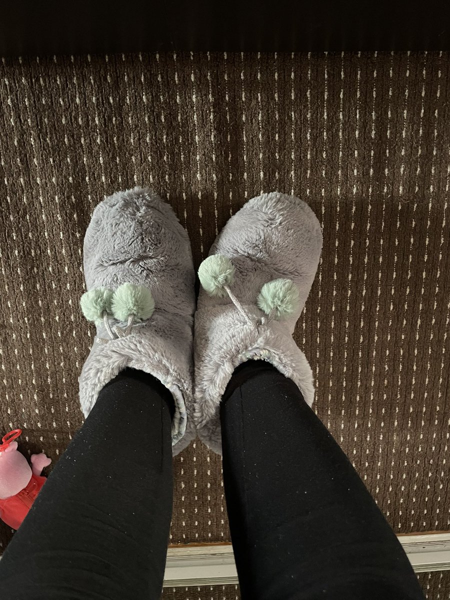 naargrey's tweet photo. My in-laws got me these £30 house slippers for Christmas from the @WhiteStuffUK . I tried on the first one I picked which was written L at the bottom and automatically assumed the other was R. Found out I was sold two Ls 😩 https://t.co/qMOphLrxtr