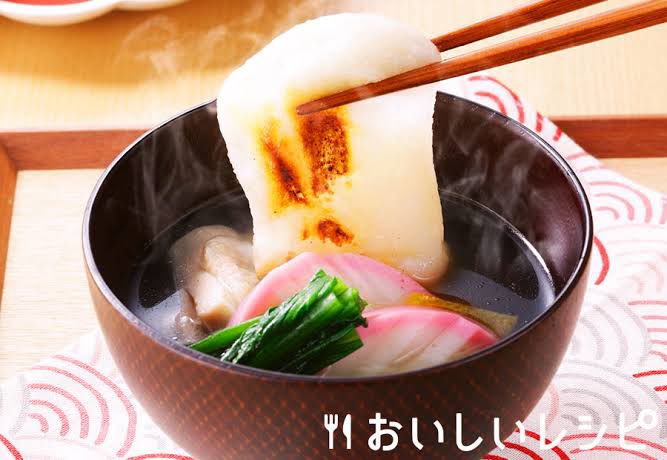 TGKMT's tweet photo. 年明けて知り合いのインスタなとで、お節とか流れてきて思う事があります。

雑煮には味噌やなくてすまし汁やろ！！

私、地元岡山なもので。 https://t.co/4Nx2oWt2Qf