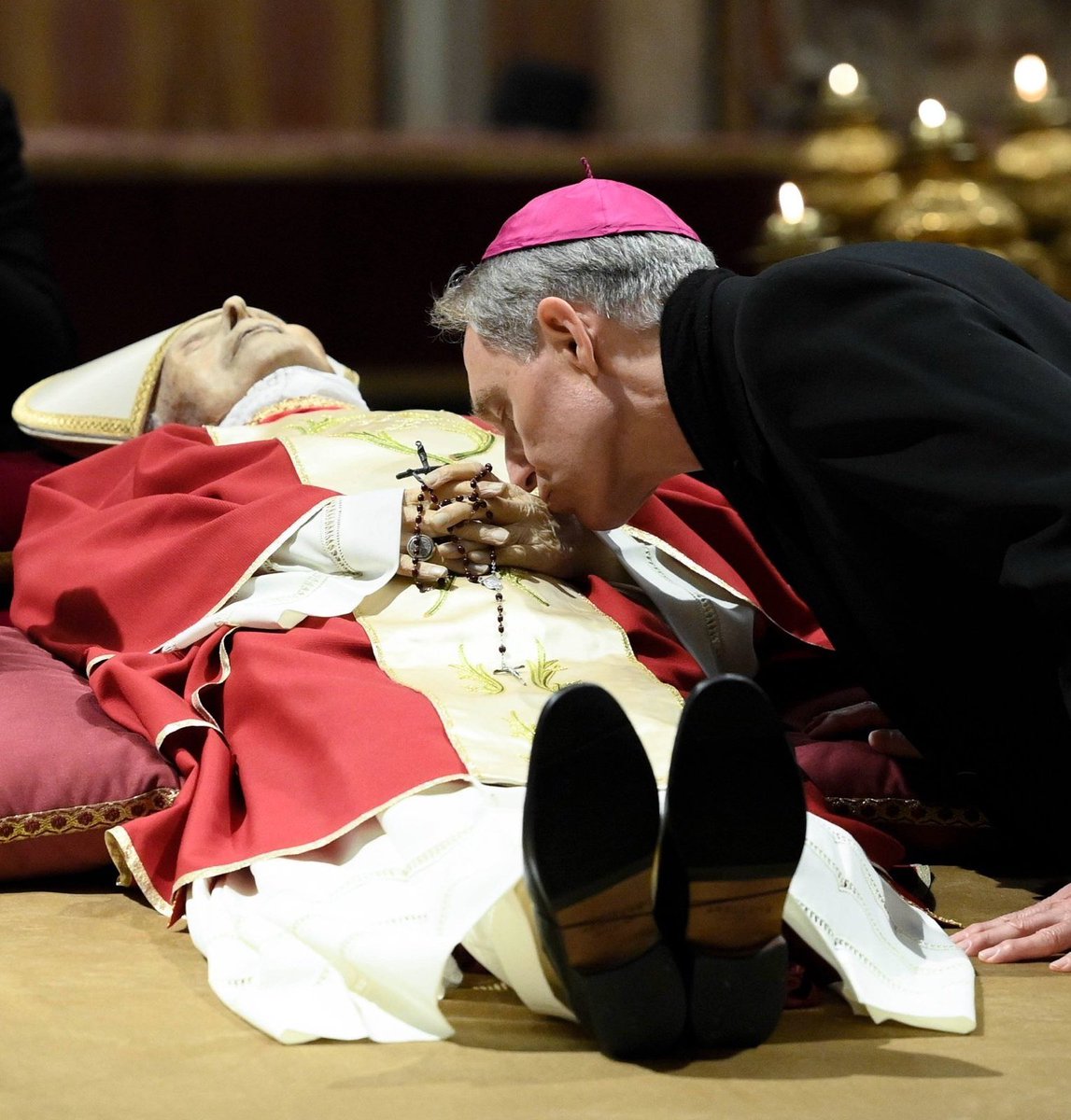 Pope Benedict XVI’s longtime personal secretary, Archbishop Georg Gänswein, visibly moved, pays his respects early this morning to Pope Benedict XVI in St Peter’s Basilica.