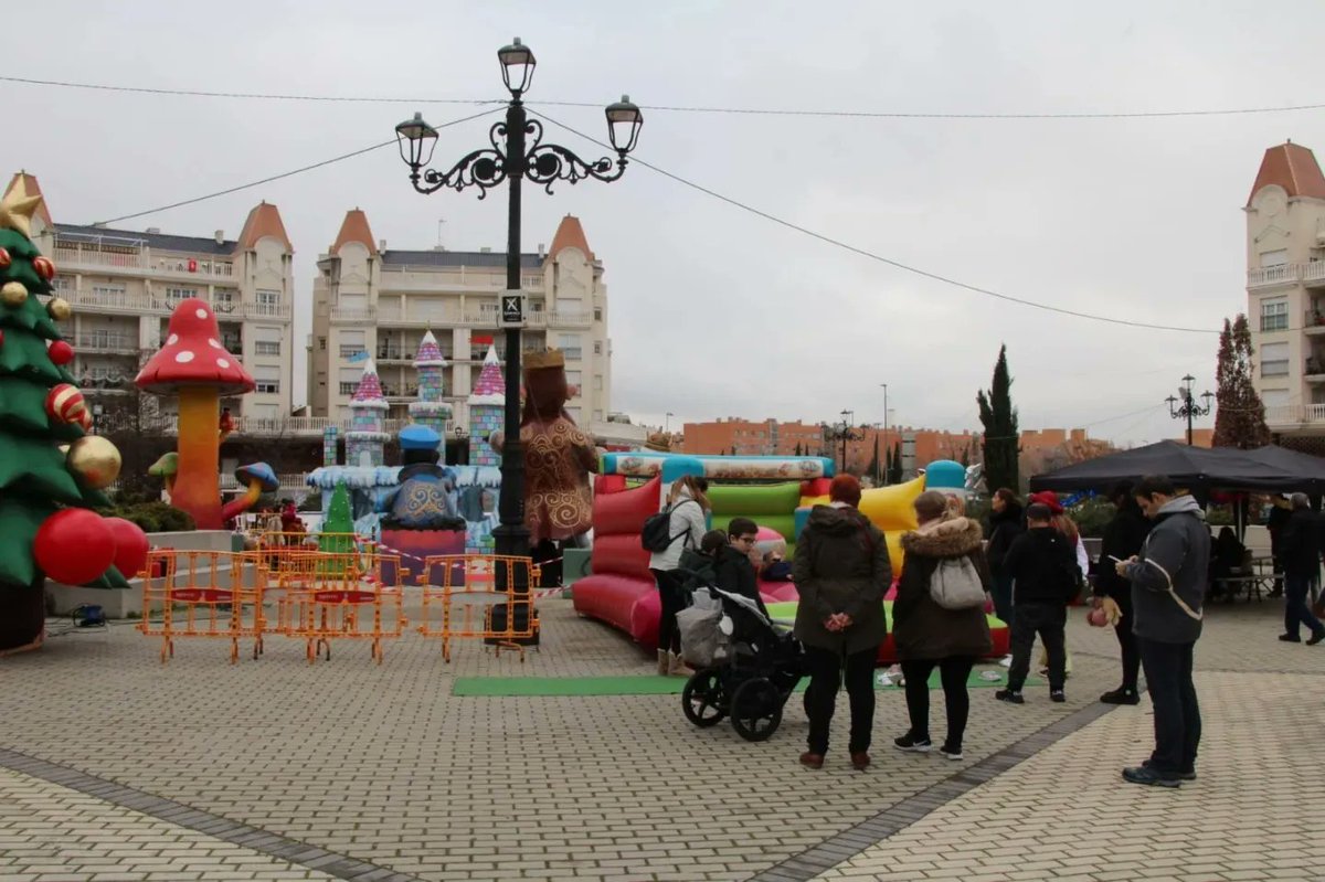 Arganda_Ayto's tweet photo. El Rey Melchor estará hasta las 14:00 horas en la Plaza de la Alegría dentro de su recorrido por distintos lugares de #Arganda para recoger las cartas de los más pequeños. Junto a Melchor y sus pajes hay hinchables, pintacaras, talleres y un decorado navideño #NavidadenArganda https://t.co/Ixc3VNxrDT