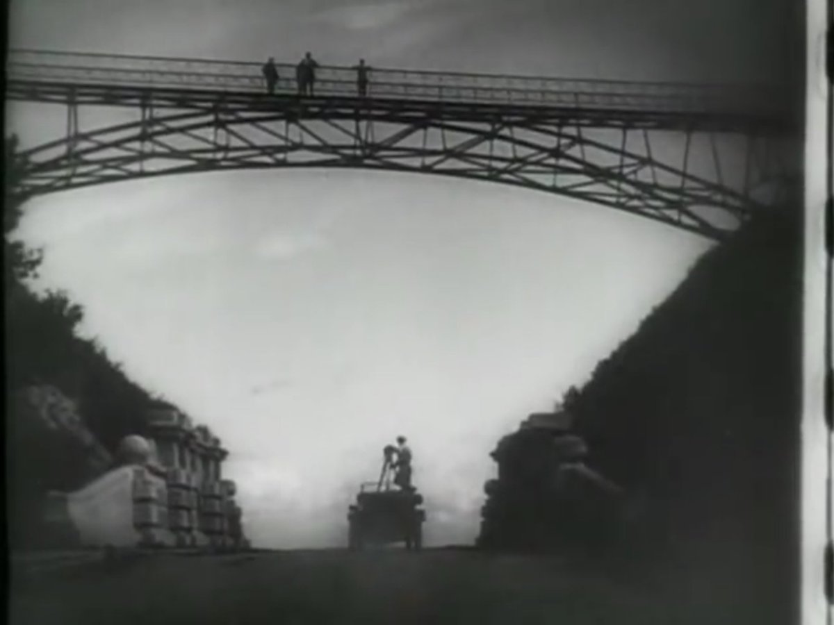 IKnewThemWell's tweet photo. Author-supervisor experimenter – Dziga Vertov #BOTD
MAN WITH A MOVIE CAMERA / Человек с кино-аппаратом (1929)
#SilentFilm #ExperimentalFilm #AvantGarde #SovietFilm #Documentary https://t.co/QRc5oiWuyk