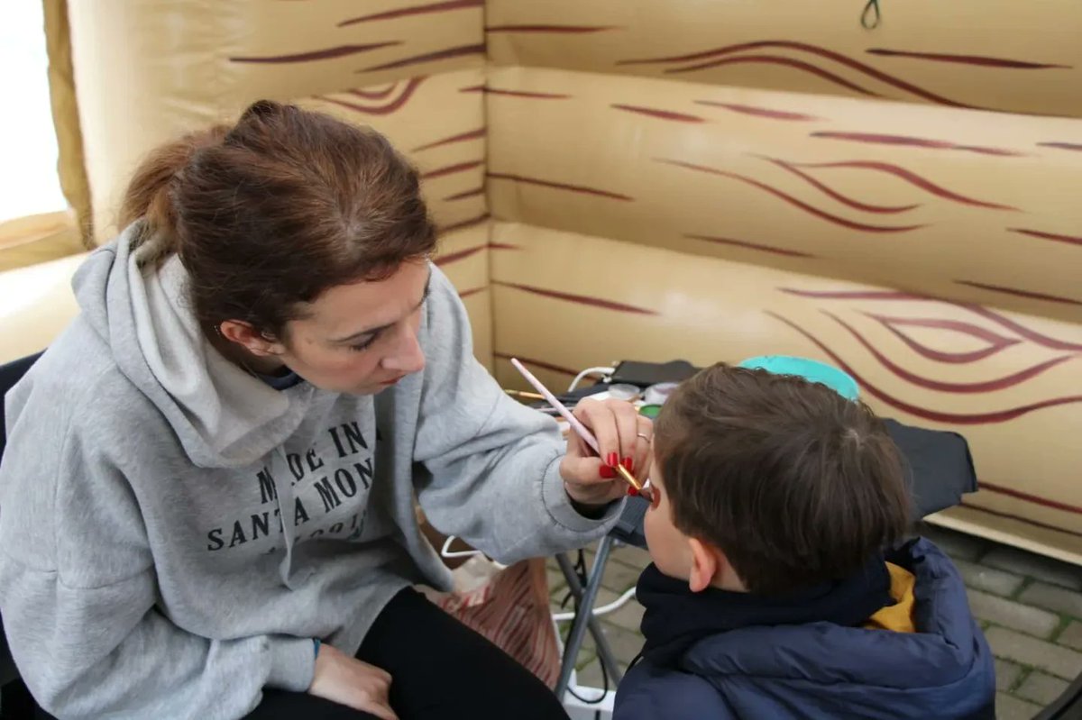 Arganda_Ayto's tweet photo. El Rey Melchor estará hasta las 14:00 horas en la Plaza de la Alegría dentro de su recorrido por distintos lugares de #Arganda para recoger las cartas de los más pequeños. Junto a Melchor y sus pajes hay hinchables, pintacaras, talleres y un decorado navideño #NavidadenArganda https://t.co/Ixc3VNxrDT