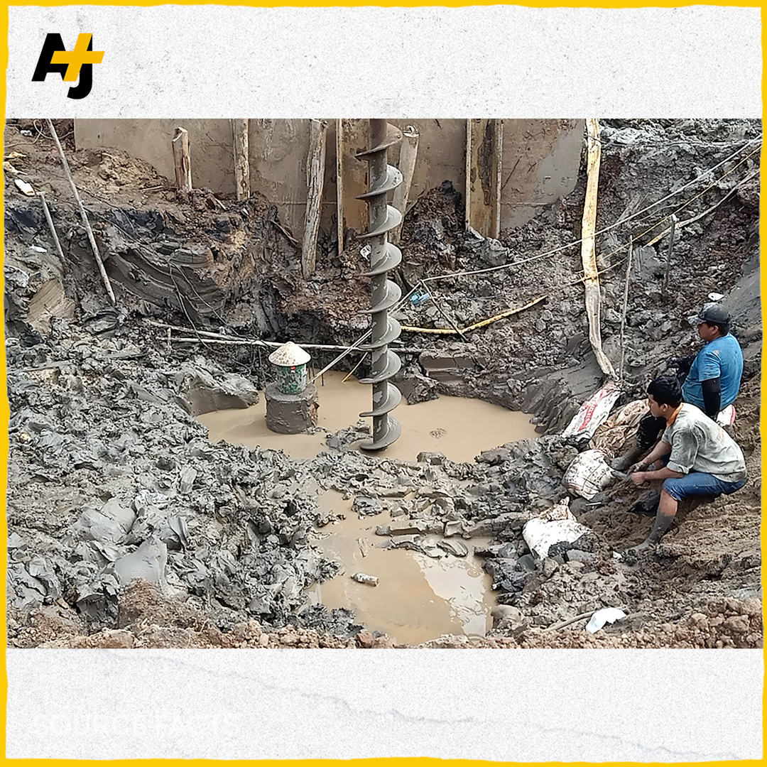 ajplusfrancais's tweet photo. Un garçon de 10 ans est coincé depuis 2 jours dans un trou de 35m de profondeur au Viêtnam. Des centaines de sauveteurs se relaient pour secourir Thai Ly Hao Nam, qui semblait chercher de la ferraille quand il est tombé dans un pilier creux en béton de seulement 25cm de large. https://t.co/OWQM52BZzF