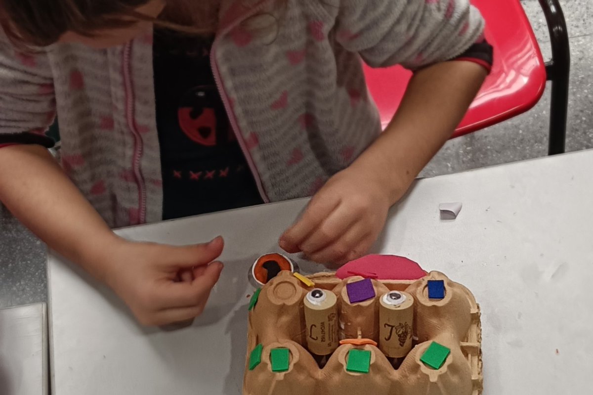 En el taller de #InésMaroto a las hueveras les salen ojos👁️, nariz 👃 y pecas🔸🔹🔸🔹🔸
📯 Atención: quedan poquitas plazas para el taller del 🗓️miércoles ⏰ 4, más info👉bit.ly/BosqueMagicoTa…

<a href="/AytoAlcorcon/">Ayuntamiento de Alcorcón</a> #NavidadAlcorcón2022