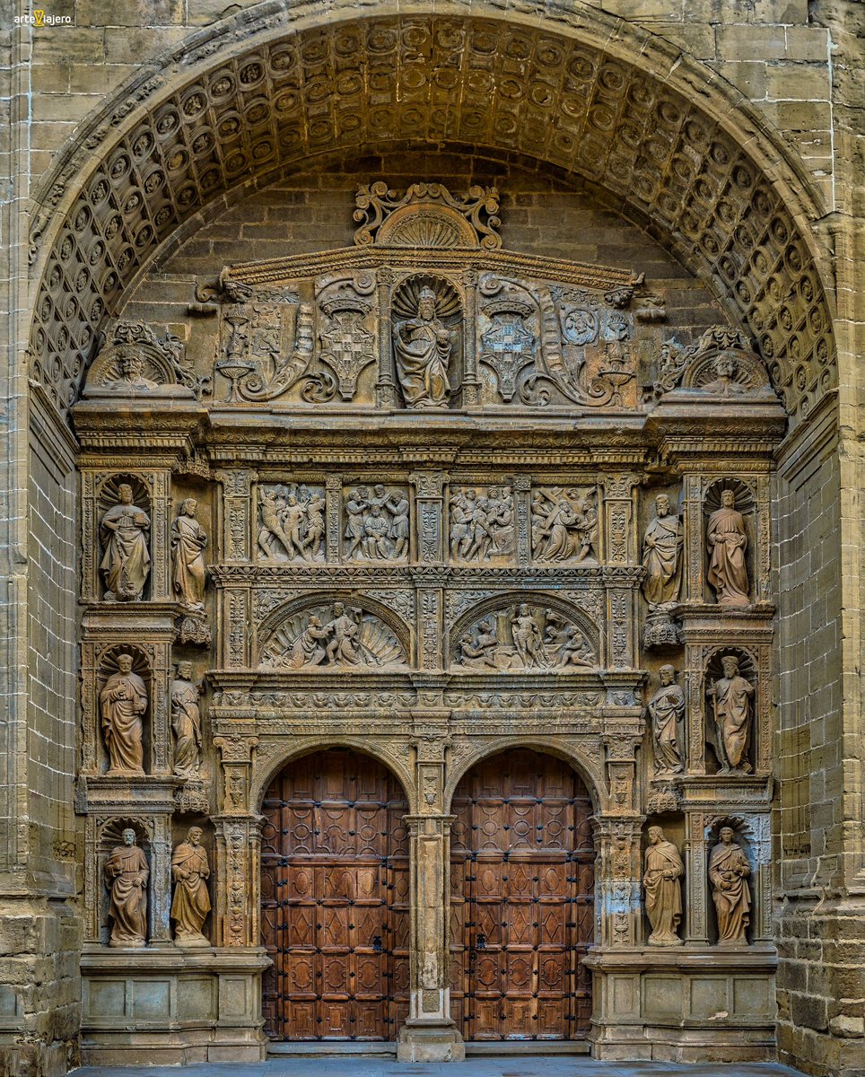 arteviajero_com's tweet photo. Portada de la Iglesia de Santo Tomás de Haro (#LaRioja), esta genialidad fue realizada por Felipe Bigarny al estilo cuatrocentista entre los años 1512 y 1525. En ella destacamos la magnífica decoración en candelieri, los grutescos y guirnaldas #FelizLunes #FelizSemana https://t.co/mhOYNP3jc6