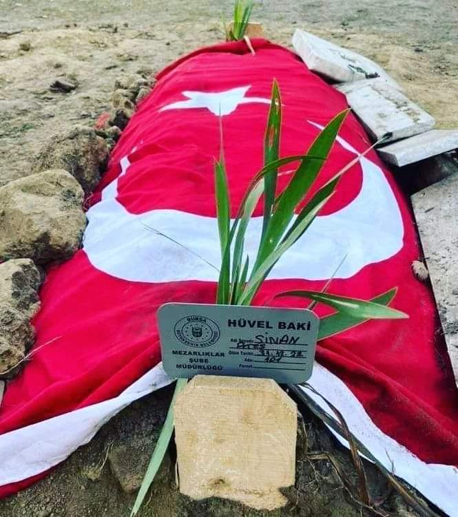 Akdava20231's tweet photo. Yazdım sildimYine yazdım Dava imiş Ülkücülük müş Düşmanlık besliyorsanız çıkıp karşısına vursaydınız İşi 3 5 müptezele ihale edecek kadar delikanlısınız Onlarda al kanını al bayrağa karıştırdı Emri verenler ve bu zulme sessiz kalanlar Allahcümlenizi layıkolduğunuz şekildeyaşatsın https://t.co/QF6oi8FCTO