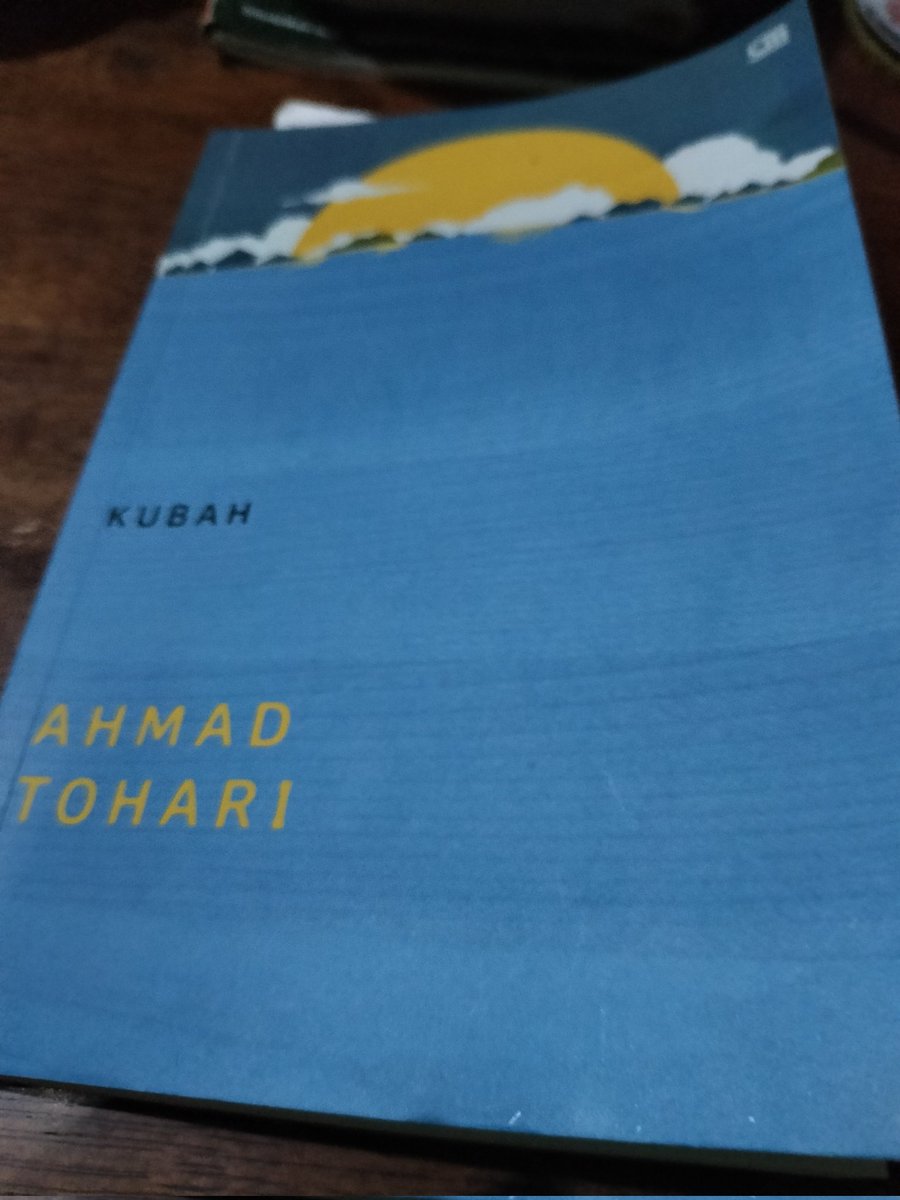 ridooetoro1's tweet image. @AhmadTohari sedang menyimak #kubah hingga Tujuh. Bung penulis punya alur cerita nan jamak pula berkelindan dengan cerita isi alam. Diramu dengan era dimana negeri sedang mencari jati diri dalam bentuk idealnya. Para penulis yg juga pacak meramu antara yang nyata dan maya. Apik.