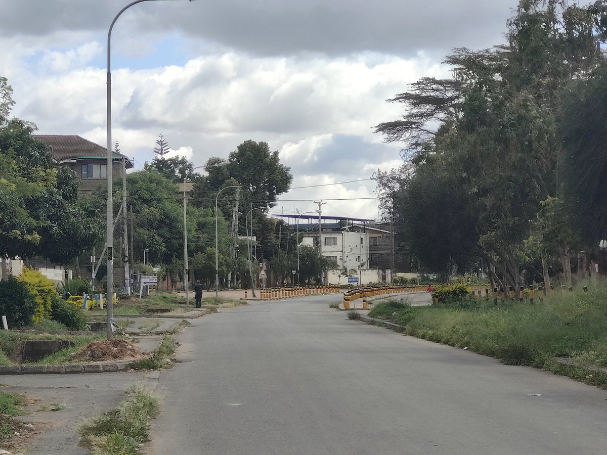 Husesh's tweet photo. Compare and contrast these two streets, Located 100 meters apart, ya mahustlers na mapathere. Ya mapathare is well maintained by our Nairobi city county (Kajo) while hustler tuko kwa vumbi na mechanics waist. This street has been in this state for the last 10 years. https://t.co/DSBDl1sfMo