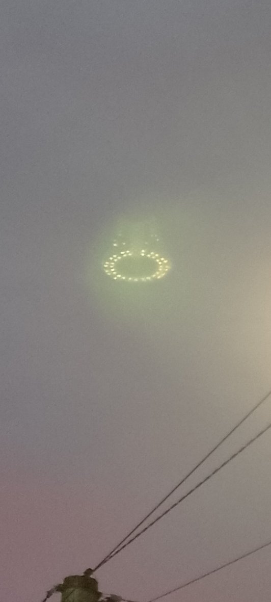 #Olavarría🤔¿Visitas espaciales? 👽 Mirá las imágenes que registró una seguidora  🛸

"Ayer estaba en el parque festejando con una amiga, me pongo a sacarle fotos al cielo, a eso de las 5:30, y veo un objeto extraño. Fue cerca de la comisaría" contó.