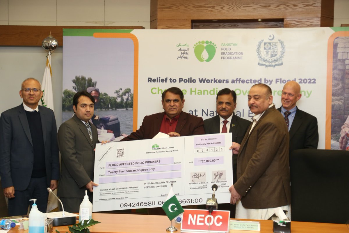 A cheque distribution ceremony was held at the National EOC to provide financial assistance to the frontline workers affected by the floods in Pakistan.

Federal Health Minister @A_Qadir_Patel handed over the cheques to coordinators of @EocBalochistan @EocPunjab & @eocpakhtunkhwa