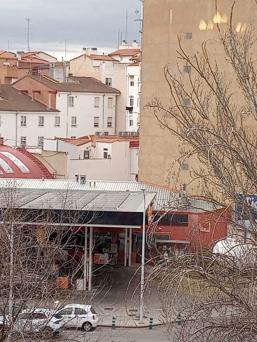 MiguelN7's tweet photo. Soy el único que ve a una vaca asomada a la ventana? https://t.co/XrQQCfHPQI