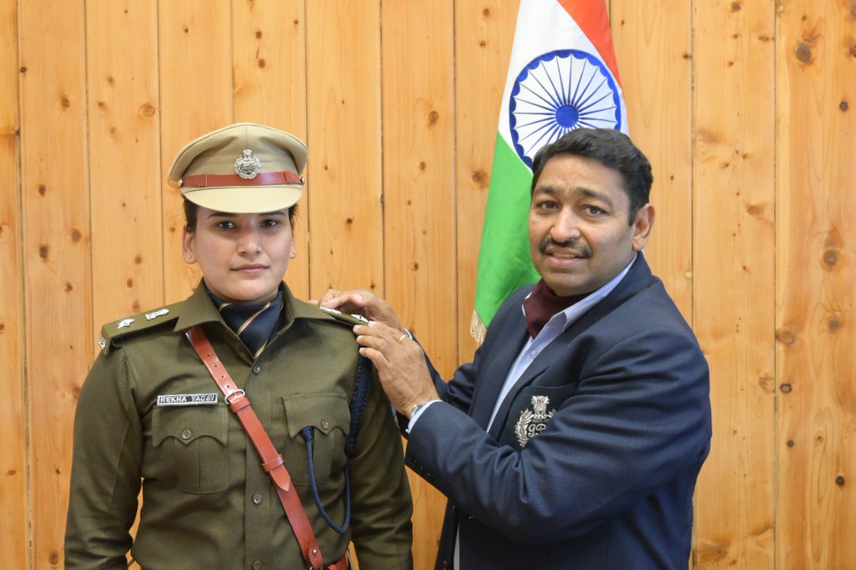 AshokKumar_IPS's tweet photo. Pipped the stars on the shoulders of 2019 batch IPS officers Ms. Rekha Yadav, Mr. Sarvesh Panwar &amp;  Mr. Chandrashekhar R. Ghodke who got promoted to SP in @uttarakhandcops. Wish you all the best young officers! 👍🏻 https://t.co/oZSbK0Itcy