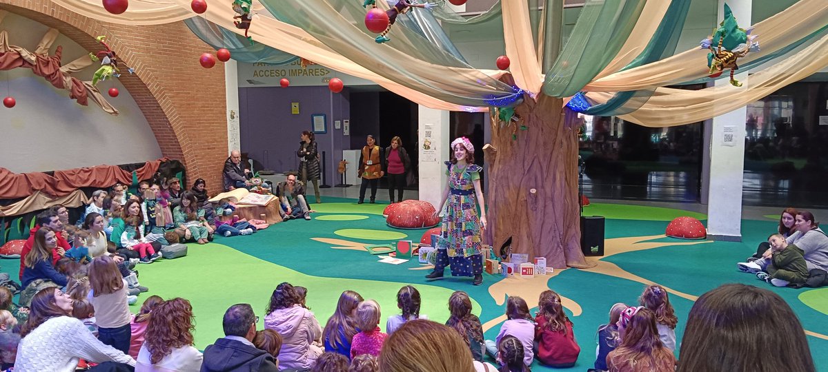 En este momento, el #bosquemagico está repleto de grillos 🦗 con los cuentos de @martamartialay 

🗓️Hoy, nuevos cuentos a las ⏰17h

<a href="/AytoAlcorcon/">Ayuntamiento de Alcorcón</a> #NavidadAlcorcón2022