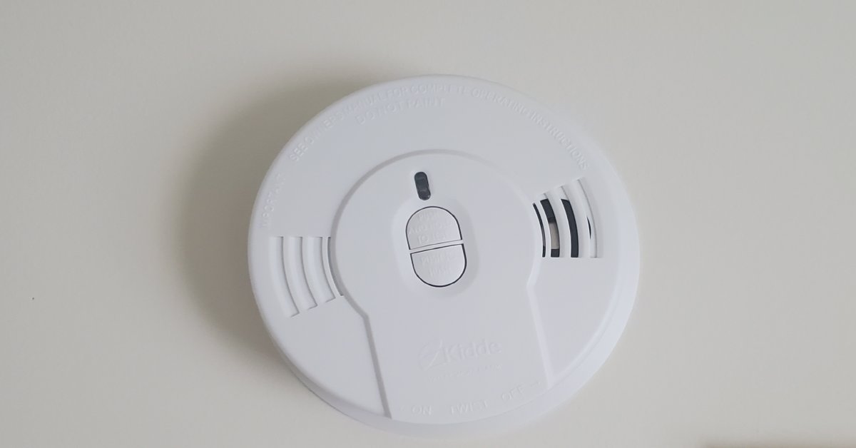 IAEI's tweet photo. Kick 2023 off safely by testing your smoke & #CO alarms, #GFCIs & #AFCIs. An average of 1,450 fire deaths occur every year in homes with missing or non-functioning #smokealarms. Install in bedrooms, outside sleeping areas & on every level of your home: https://t.co/WFVmgfxZQx https://t.co/lrpIC6vefB
