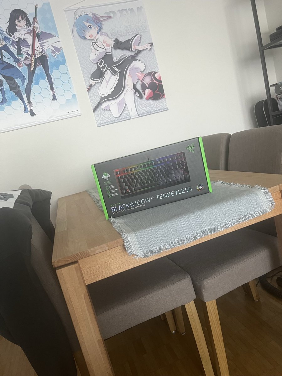 Don’t miss out on winning this beauty at 4 Pm MEZ! Follow me on twitch and twitter and type !enter into the twitch chat! Good Luck im crossing my finger for you!❤️🍀 #giveaway #twitch #streamer #presents #giftcard #keyboard #geschenke #gewinnspiel #gutschein #tastatur