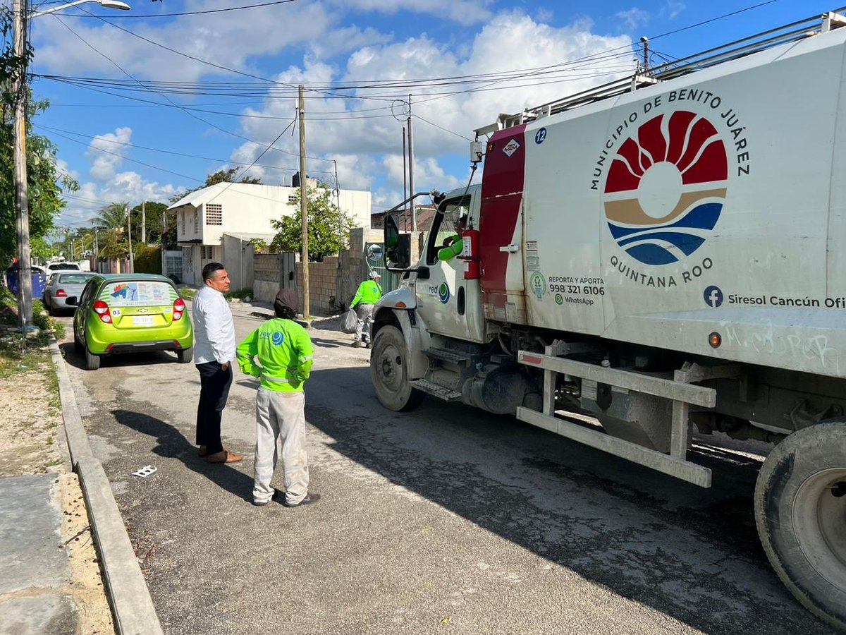 SIRESOL_CUN's tweet photo. 🚛 Supervisamos los trabajos de @RedAmbiental_Mx en la #SM75 para llevar acabo una mejor recolección de residuos.
Te recordamos que la separación de residuos si funciona y ayuda realizar un mejor trabajo y eficaz para los recolectores. 🚮
@anapatyp
#CancúnNosUne https://t.co/tPdaL25ifZ