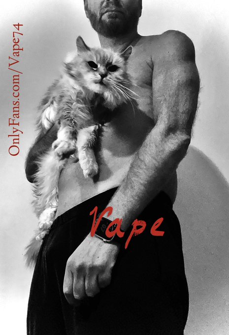 Greetings from my cat and me 😻🐈 https://t.co/ybBwhnfJqx