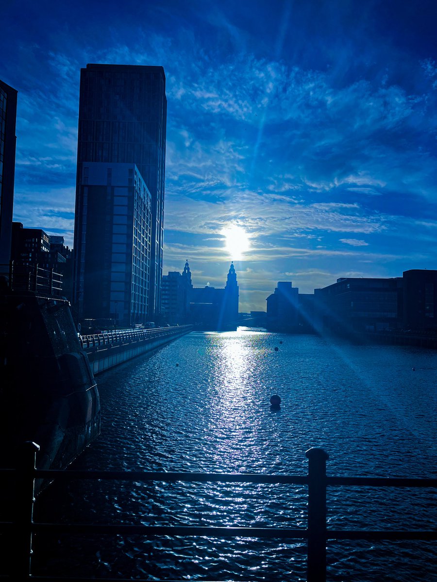 Liverpool in the winter sunshine ☀️ ❄️ 

#Photography #Photo #Liverpool #LifeInPhotos #JenMercer #Camera #Canon #LiverpoolPhotography #Winter #WinterSun #LiverBuilding #LiverpoolWaterfront #PrincesDock