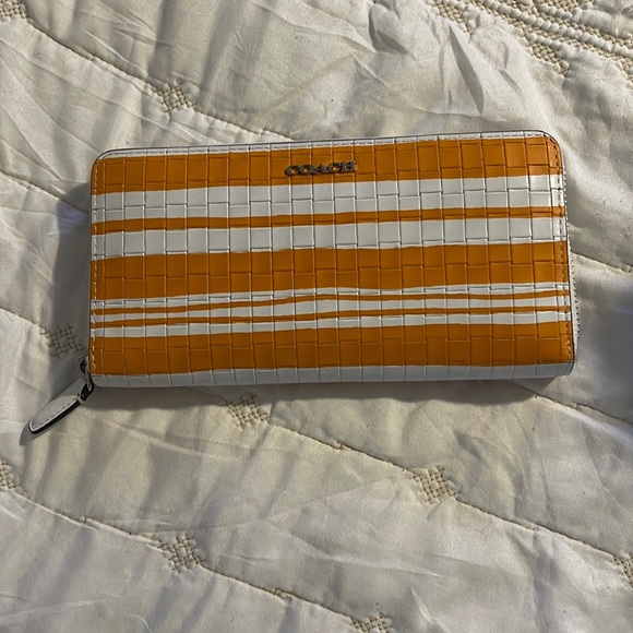 EmilyPrinceIM's tweet image. So good I had to share! Check out all the items I'm loving on @Poshmarkapp #poshmark #fashion #style #shopmycloset #coach #tommyhilfiger: posh.mk/s945e4Fygwb