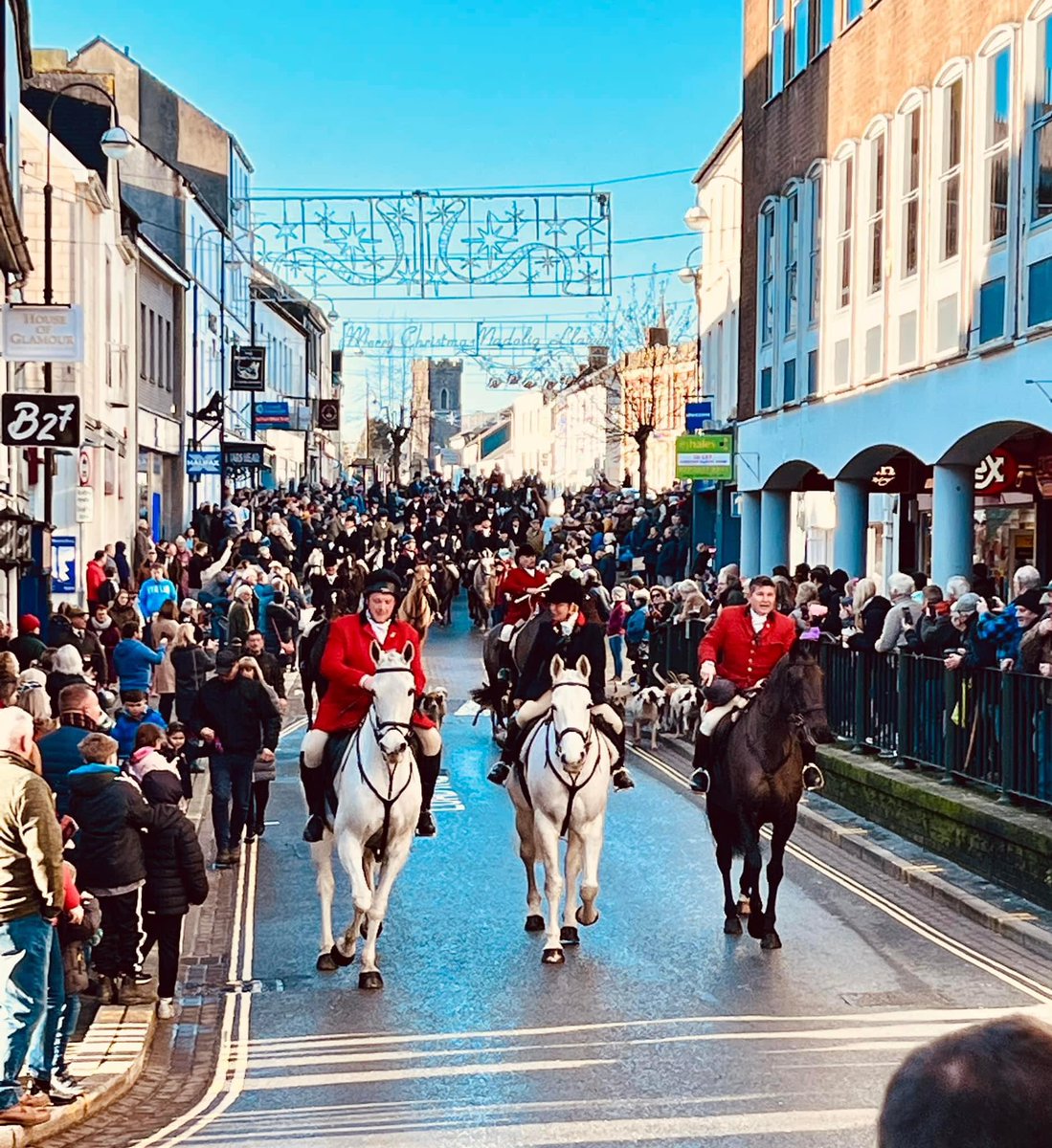 CAupdates's tweet photo. The Carmarthenshire Hunt, one of many out this morning, arriving at the town square of Carmarthen for New Year celebrations! They were greeted street after street by thousands of people showing their support.

📸Great photo courtesy of Lucy L-G 👏 https://t.co/D59oURgIIu