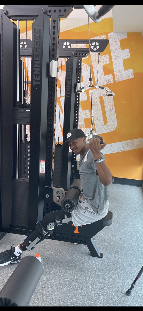 CoachEkeler's tweet image. Why this MAN will be an NFL ⭐️   @henhook2 put’n in the WORK💪🏽.  One of my all-time Favorite players/leaders/humans 💯❤️ @Vol_Football