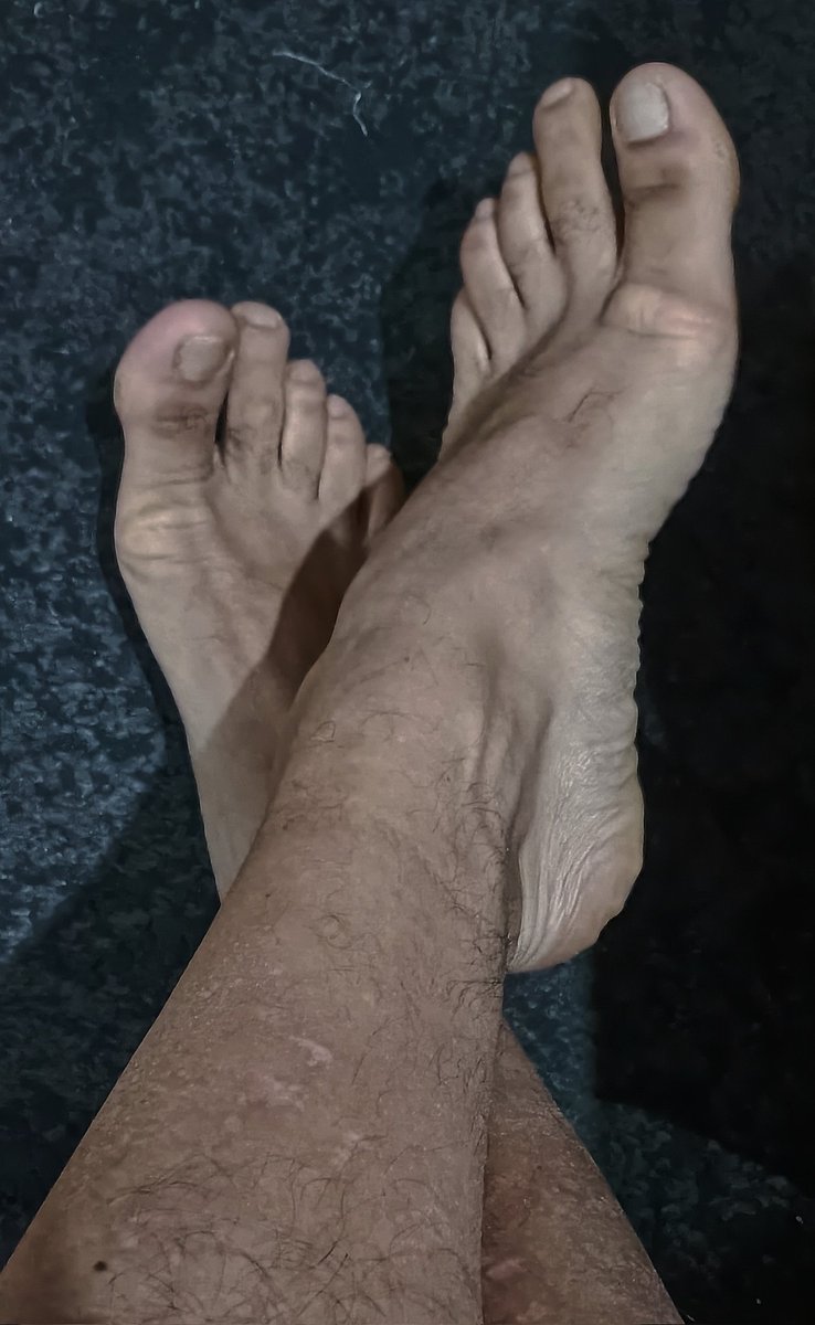 justimagiantion's tweet photo. Dopo una lunga giornata i miei piedi  hanno un ottimo profumo...chi vuole annusare e divertirsi un pó?

After a long day my feet smell great...who wants to smell and have some fun?

#malefeet #feet #hairy #men #sniff  #lovelyfeet #master #feetselling #boyfeet #uomo 
@feet_zone https://t.co/Yg3304bbsc