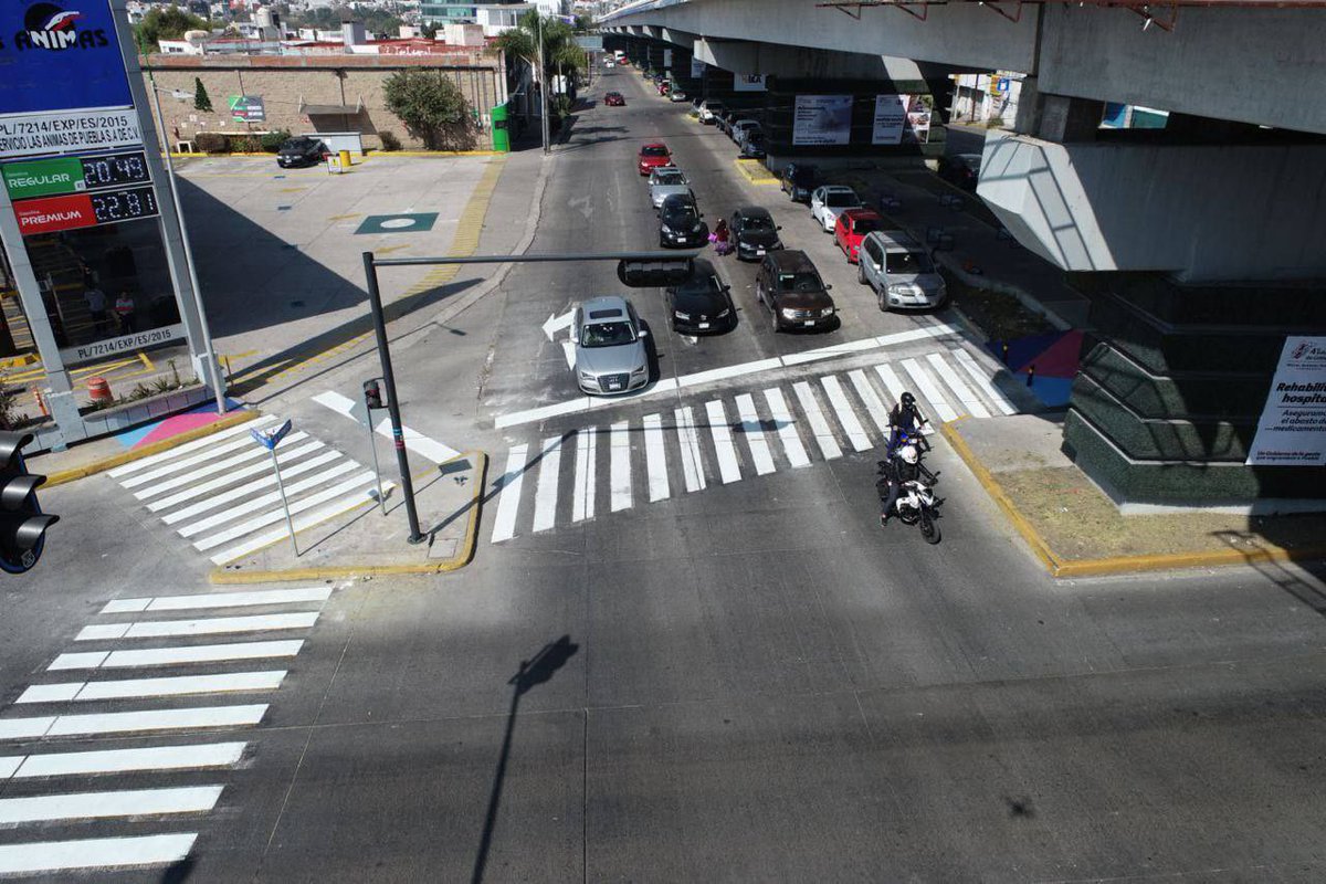 eduardorivera01's tweet photo. Entregamos los trabajos de balizado, sincronización y actualización de semáforos en la Avenida 31 Oriente- Poniente, el Bulevar Esteban de Antuñano y el Bulevar 18 de Noviembre. 

#ContigoYConRumbo seguimos trabajando para mejorar la movilidad en la ciudad. https://t.co/CF21zVAAyD