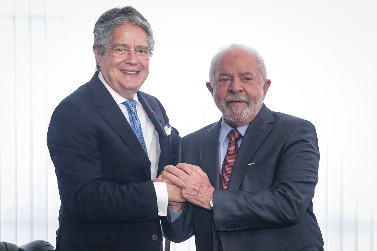 LassoGuillermo's tweet photo. Mantuve una reunión bilateral con el presidente @LulaOficial donde mencionamos la importancia de fortalecer el trabajo en conjunto para combatir el crimen transnacional y mejorar la seguridad de ambas naciones. https://t.co/F8XYazGoDq