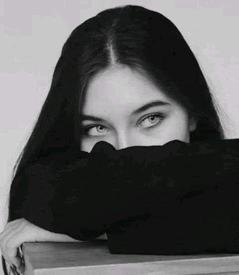 ودي آحطك في عيوني وآغطيك
وودي أنا بس إللـي آشوفك لحآلي
.
حتى آلهـوى لآمـر من بين آيآديك
آقـول هـذآ وش يبـي في حلآلـي♥️🥀