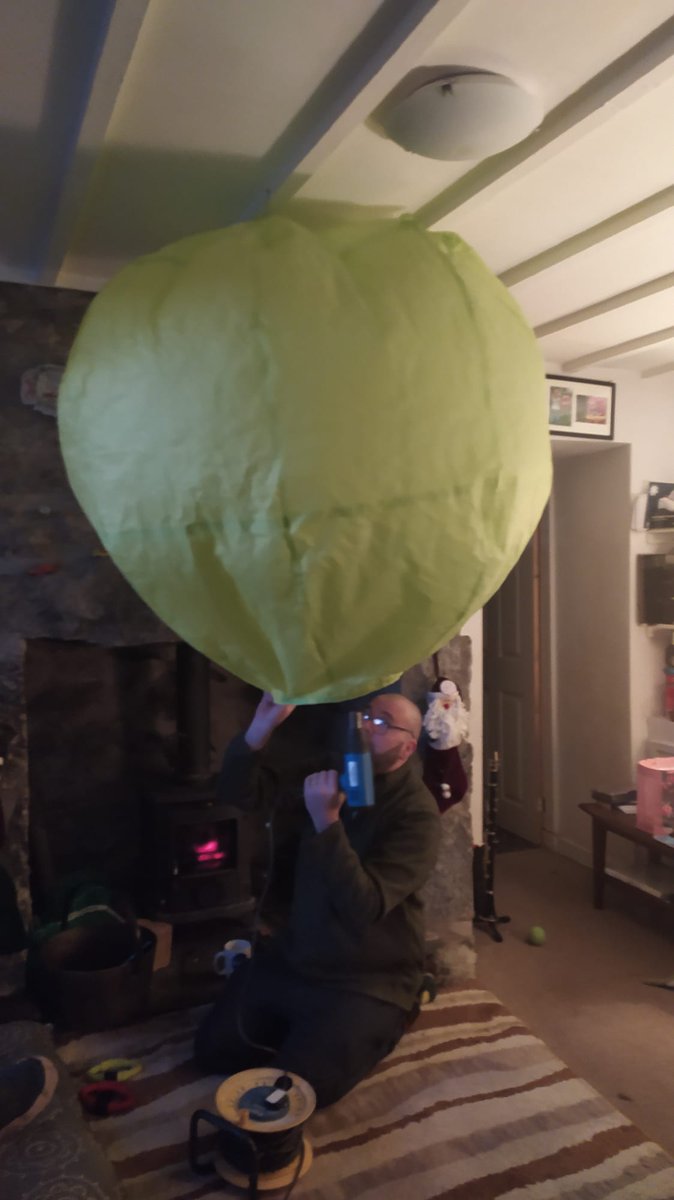 concreted0g's tweet photo. Test inflation of the new "octopod 1" design. I already want to go bigger :) If you're interested in tinkering with tissue paper balloons I wrote a tutorial in @HackSpaceMag issue 61. #making #FreeFlight #ConcretedogsFlightLab https://t.co/x4gUDvFQxU https://t.co/4Az6eu8cp7