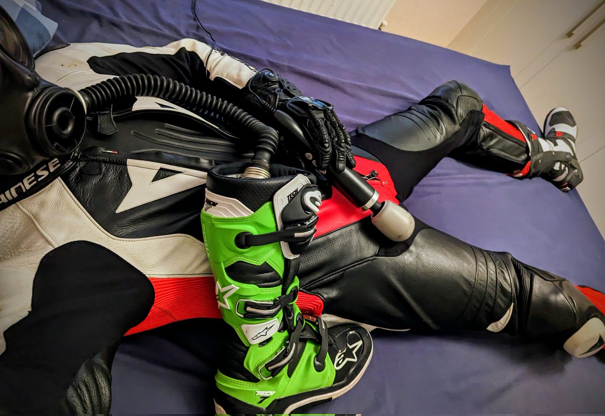 It seemed a shame to take the wetsuit off without first making the most of it...

Love that MX boot smell 😏😈

#gearfetish #gearhead #gaybiker #s10 #gasmask #mxboots #wetsuit #leather #neoprene